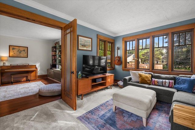 142 E Division Street, Rockford, MI 49341