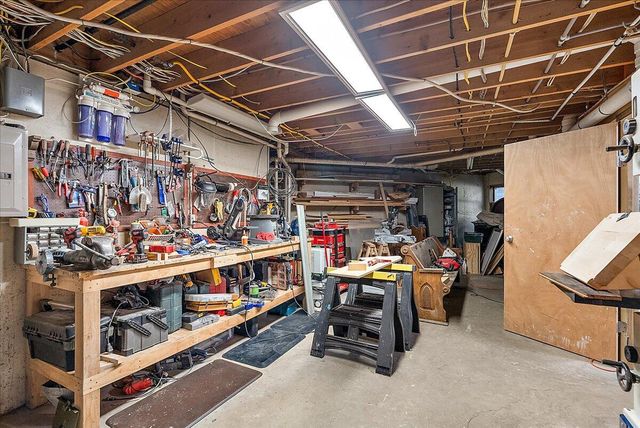 955 Kenwood Drive, Holland, MI 49423