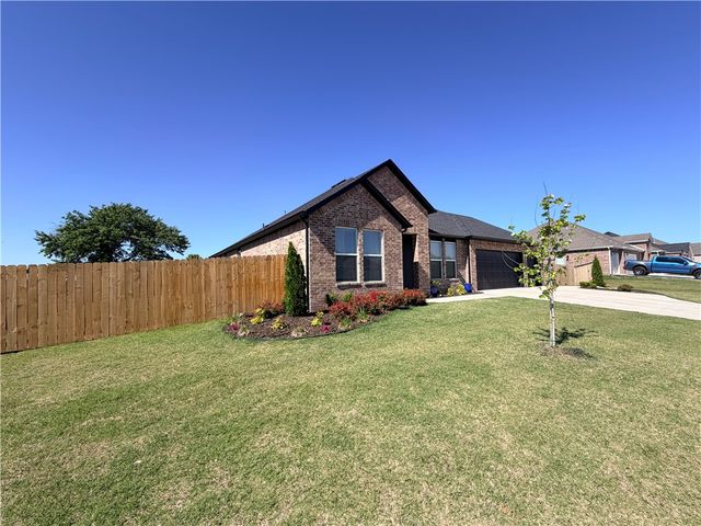 5003 E Sugarloaf Street, Siloam Springs, AR 72761