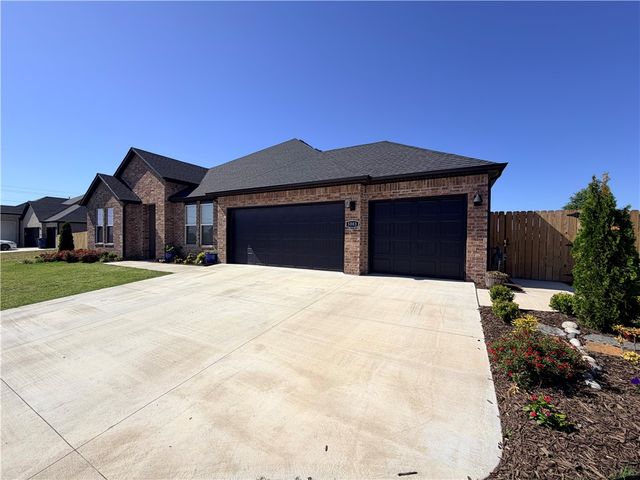 5003 E Sugarloaf Street, Siloam Springs, AR 72761