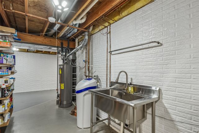 134 56th Place, West Des Moines, IA 50266