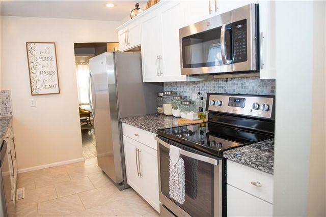 13501 Applewood Drive, Grandview, MO 64030