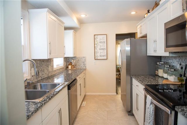 13501 Applewood Drive, Grandview, MO 64030