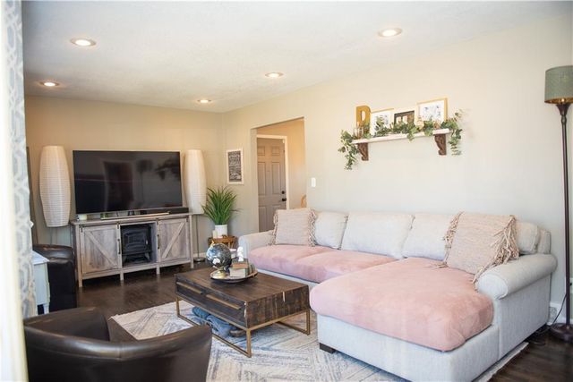 13501 Applewood Drive, Grandview, MO 64030