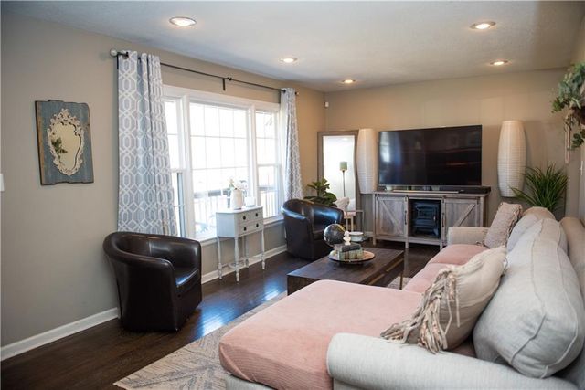 13501 Applewood Drive, Grandview, MO 64030