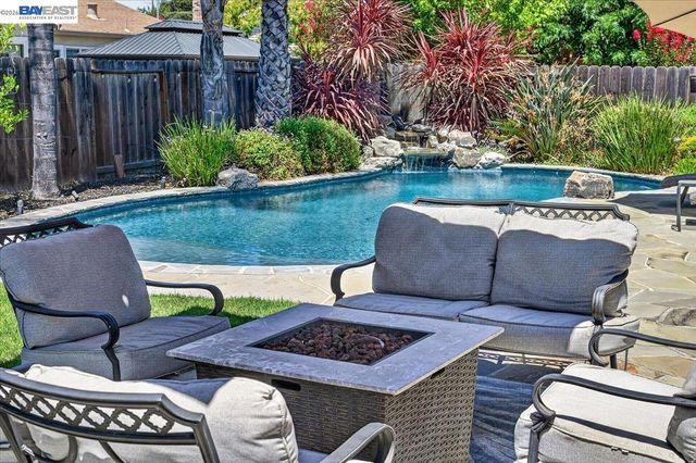 118 Diamond Dr, Livermore, CA 94550