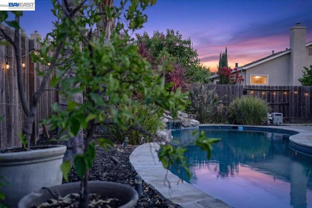 118 Diamond Dr, Livermore, CA 94550
