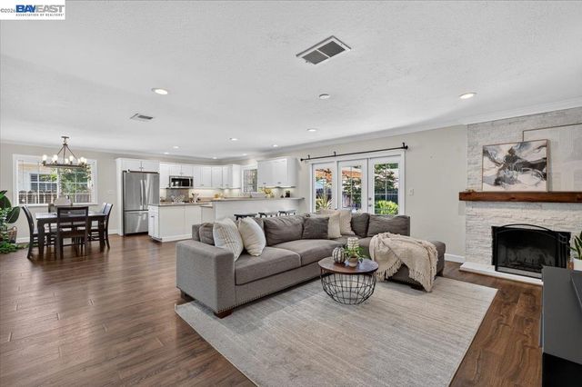118 Diamond Dr, Livermore, CA 94550