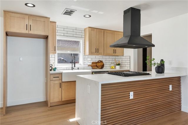 915 N Pasadena Avenue, Azusa, CA 91702