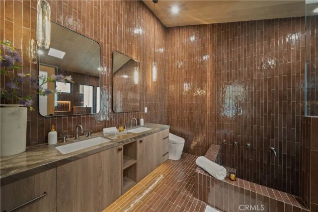 23921 Berdon Street, Woodland Hills, CA 91367