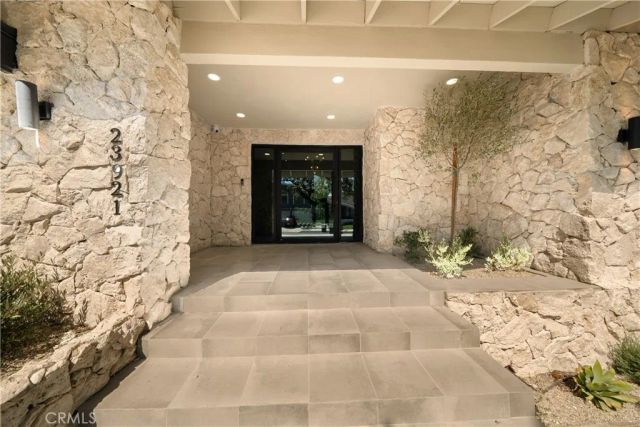 23921 Berdon Street, Woodland Hills, CA 91367