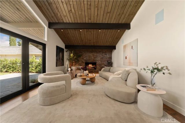 23921 Berdon Street, Woodland Hills, CA 91367