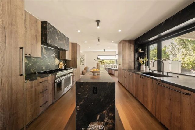 23921 Berdon Street, Woodland Hills, CA 91367