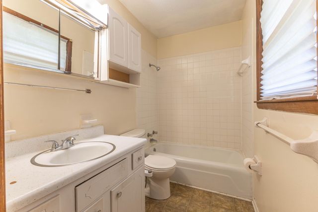7681 E PARKLANE DR, Columbia, MO 65201