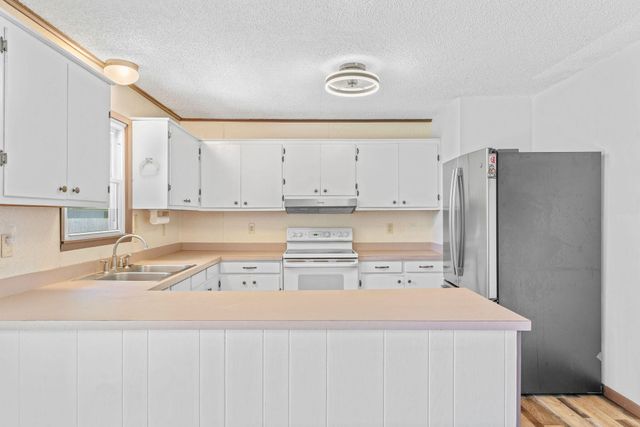 1904 S Village Lane, Bolivar, MO 65613