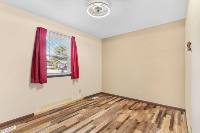 1904 S Village Lane, Bolivar, MO 65613