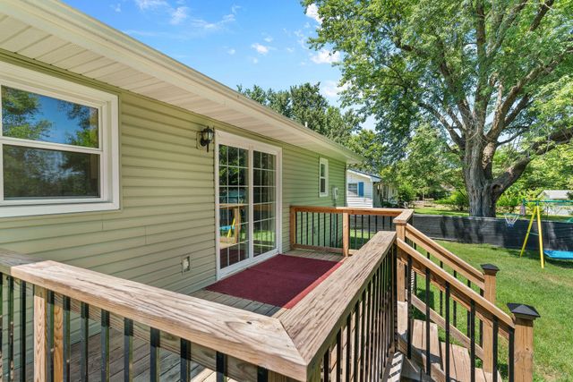 1904 S Village Lane, Bolivar, MO 65613