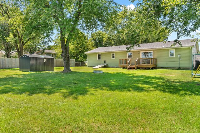 1904 S Village Lane, Bolivar, MO 65613