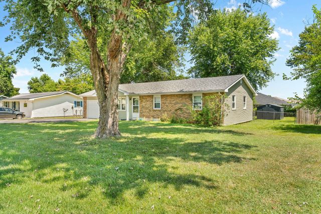 1904 S Village Lane, Bolivar, MO 65613