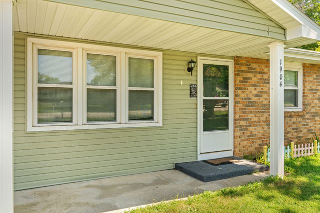 1904 S Village Lane, Bolivar, MO 65613