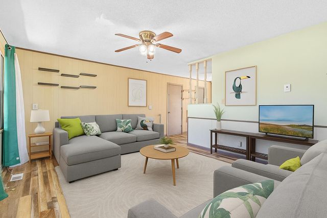 1904 S Village Lane, Bolivar, MO 65613