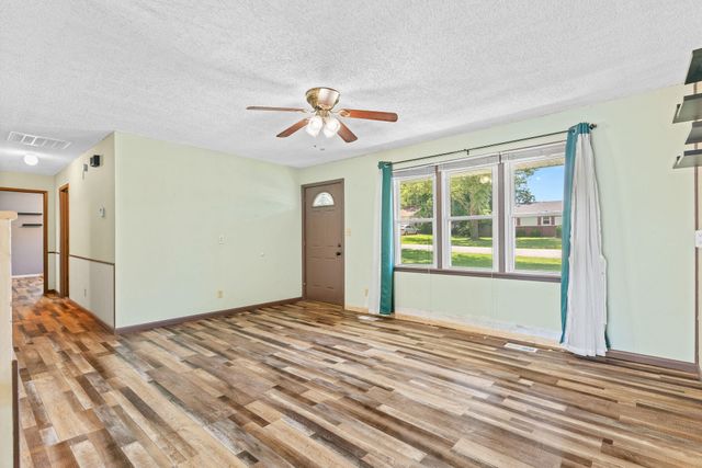 1904 S Village Lane, Bolivar, MO 65613