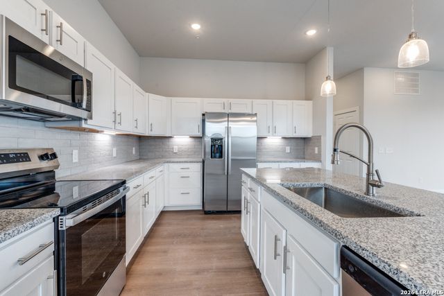 330 E Carson St Apt 2302, San Antonio, TX 78208