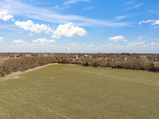 000 Young Street, Italy, TX 76651