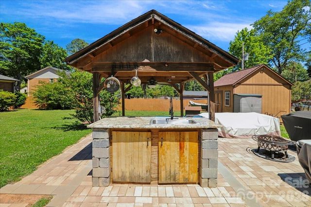 13507 Four Oaks Lane, Matthews, NC 28105