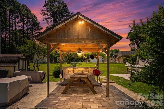 13507 Four Oaks Lane, Matthews, NC 28105
