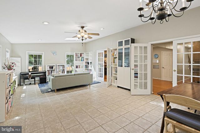 9220 BURNETTA DR, Annandale, VA 22003