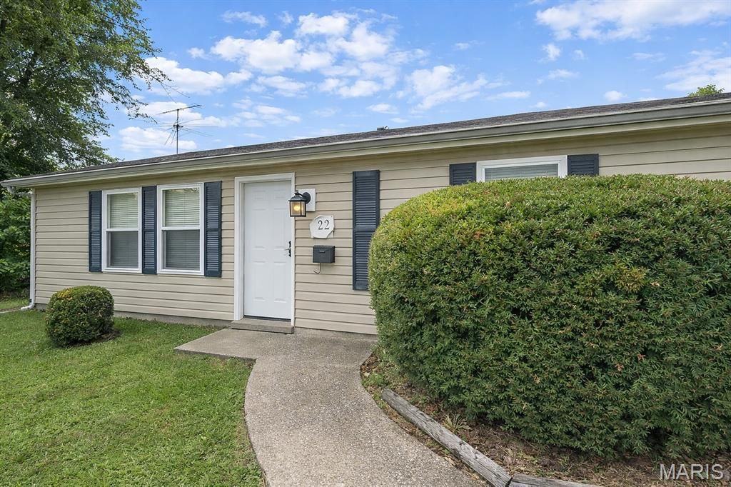 122 Lazarcheff Drive, Cahokia, IL 62206