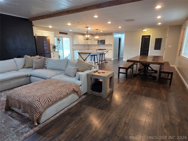 8523 E 121st Street S, Bixby, OK 74008