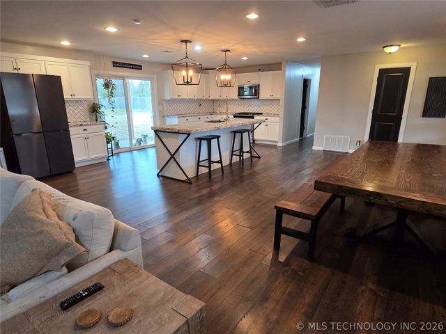 8523 E 121st Street S, Bixby, OK 74008