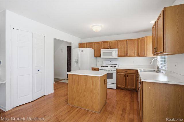 1418 Glenview Drive, Waterford Charter Township, MI 48327