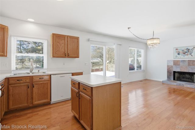 1418 Glenview Drive, Waterford Charter Township, MI 48327