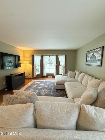 38 Deer Run Hollow, Halfmoon, NY 12065