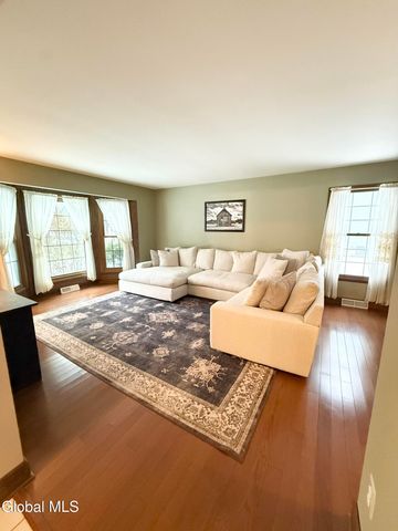 38 Deer Run Hollow, Halfmoon, NY 12065