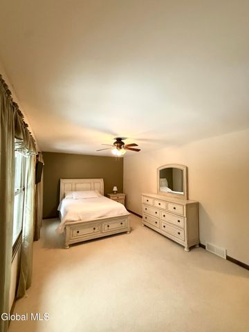 38 Deer Run Hollow, Halfmoon, NY 12065