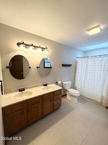 38 Deer Run Hollow, Halfmoon, NY 12065