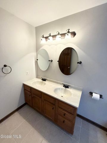 38 Deer Run Hollow, Halfmoon, NY 12065