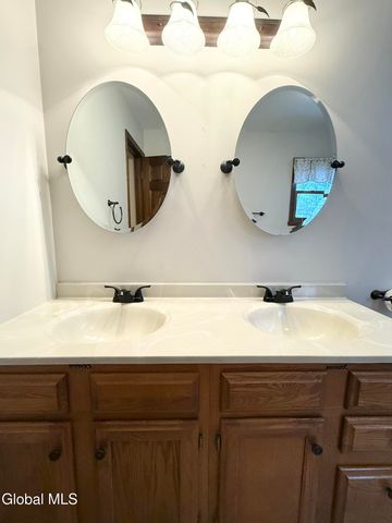 38 Deer Run Hollow, Halfmoon, NY 12065