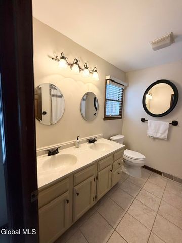 38 Deer Run Hollow, Halfmoon, NY 12065