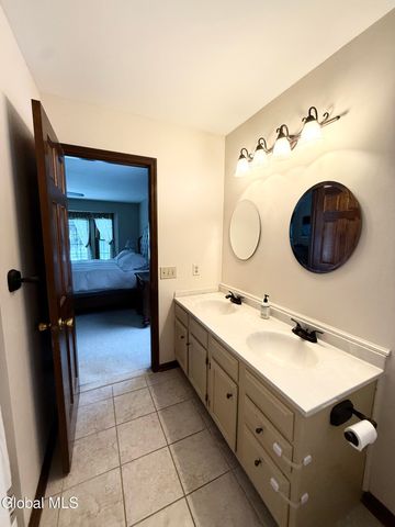 38 Deer Run Hollow, Halfmoon, NY 12065