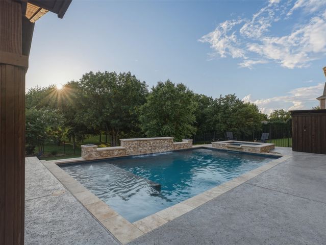 1221 Falcon Drive, Grapevine, TX 76051