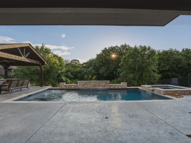1221 Falcon Drive, Grapevine, TX 76051
