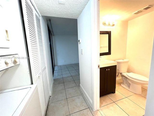 210 Lake Pointe Dr 112, Oakland Park, FL 33309