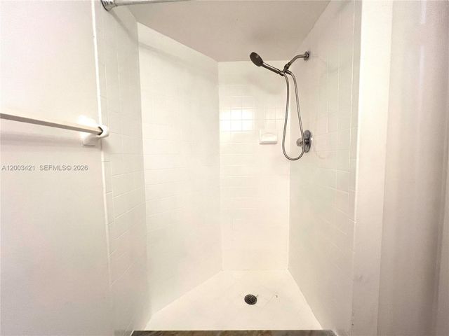 210 Lake Pointe Dr 112, Oakland Park, FL 33309