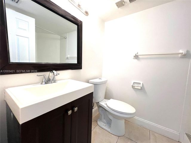 210 Lake Pointe Dr 112, Oakland Park, FL 33309