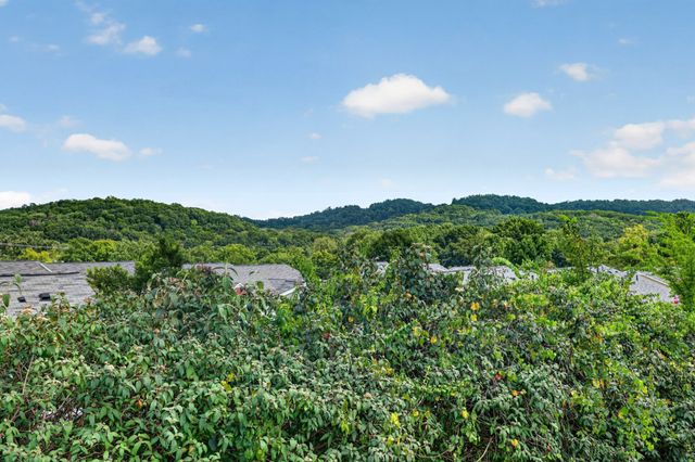 703 Mount Carmel Pl, Nashville, TN 37205